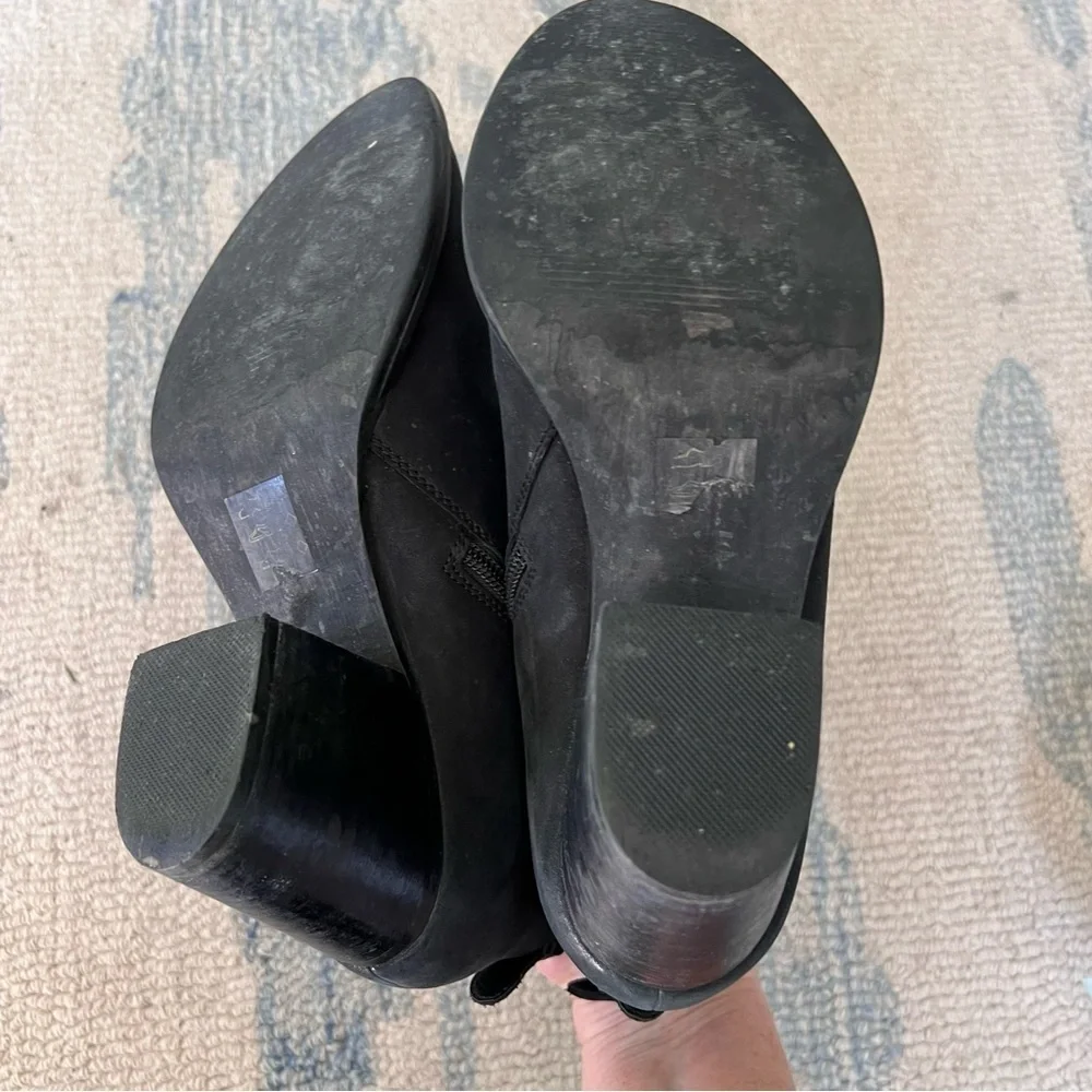 BLONDO BLACK NUBUCK SUEDE ASYMMETRICAL ZIPPER HEELED ANKLE BOOTIES SIZE 9
